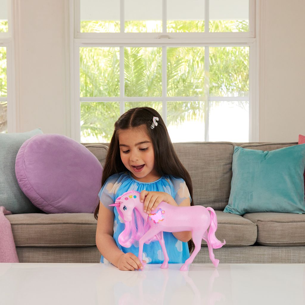 BARBIE YKSISARVINEN ÄÄNILLÄ JA VALOILLA