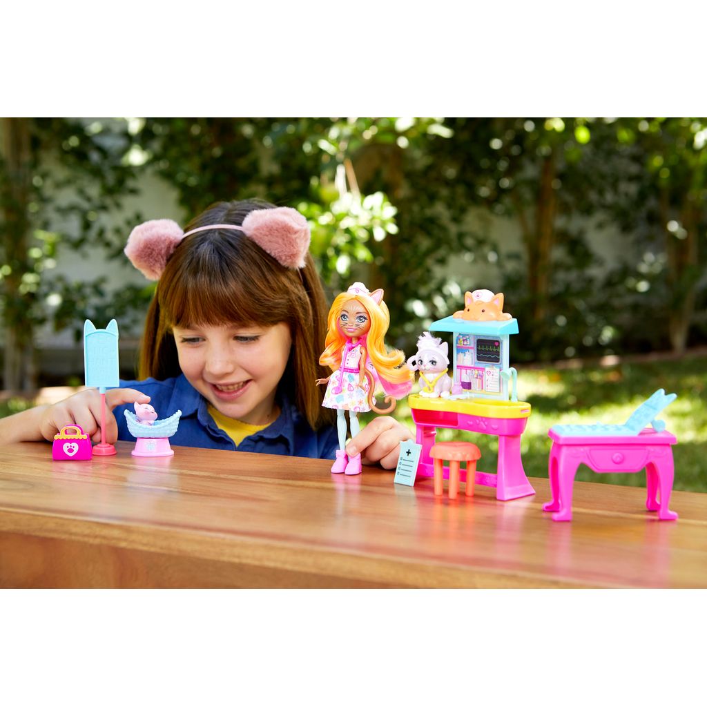 ENCHANTMALS DOCTOR'S OFFICE -LÄÄKÄRILEIKKISETTI