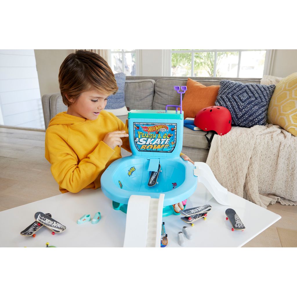 HOT WHEELS SKATE FLUSHING SKATE BOWL